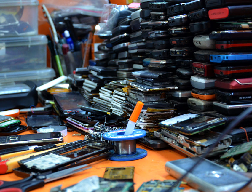 Our E-Waste Problem Is Ridiculous, and Gadget Makers Aren't Helping